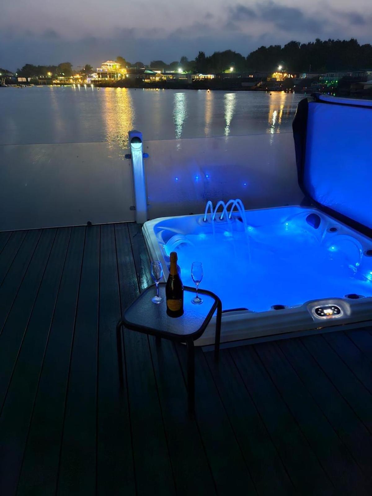 Lakeside Holiday Home With Hot Tub تاتيرشال المظهر الخارجي الصورة